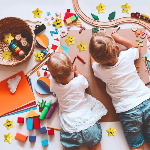 Vista 4 de Kasyat 30 bolas de estrés con forma de estrella para aliviar el estrés, bola sonriente, color amarillo, mini bolas de espuma sonriente, juguetes