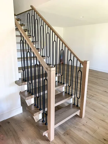 Vista 4 de Poste Newel Cuadrado 300N de Roble Rojo - 3" x 48" Postes Newel de Madera Dura Premium para Escaleras, Poste de Escalera Duradero para Interiores