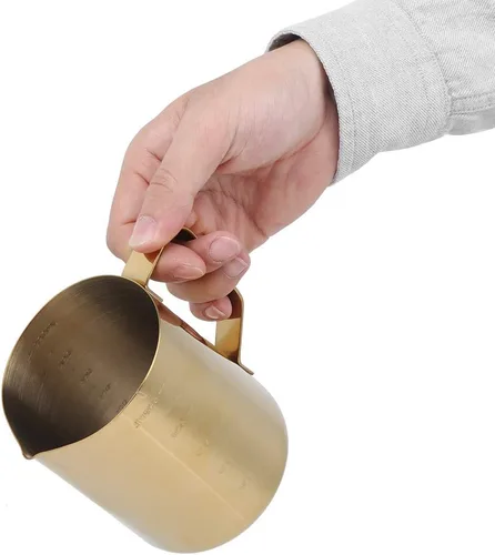 Vista 2 de Jarra de espuma para el día de San Valentín, jarras de leche al vapor, jarra de espuma de leche de acero inoxidable dorado con escala para el hogar