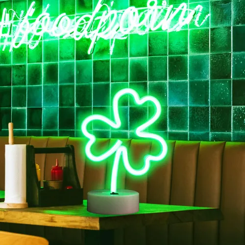 Vista 3 de Letreros de neón con forma de tréboles, decoraciones del día de San Patricio, luces de neón de trébol LED verde para decoración de dormitorio, luces