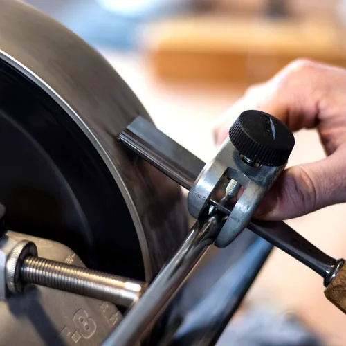 Vista 6 de Tormek Plantilla de herramientas cortas SVS-38: afila herramientas cortas para carpintería como cinceles de madera cortos, gubias de tallado