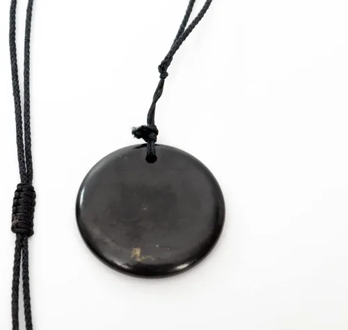 Vista 6 de Colgante de Shungite con piedra de protección EMF curativa para chakra y equilibrio energético, talla única , Piedra