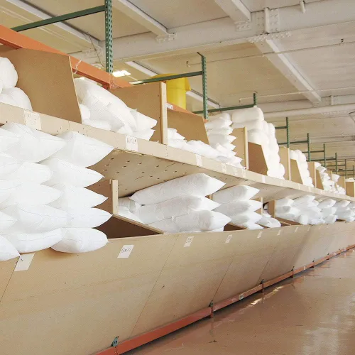 Vista 5 de Almohada rectangular de 14 x 36 pulgadas, hipoalergénica, de lujo, 100 % plumas, funda de algodón 100% batista, nunca envasada al vacío, sin olor