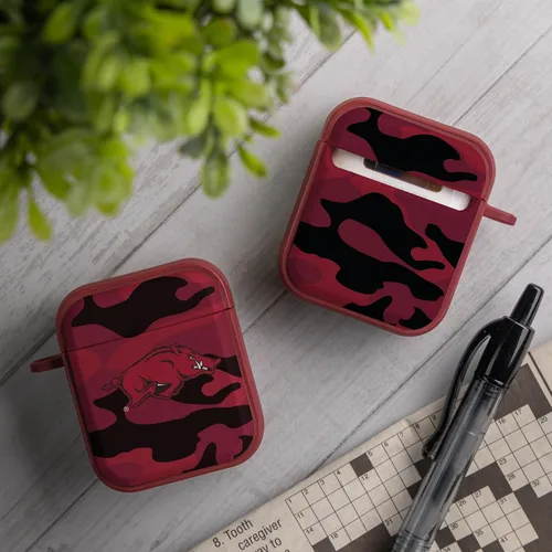 Vista 2 de AFFINITY BANDS Arkansas Razorbacks Camo HDX - Funda compatible con Apple AirPods Generaciones 1 y 2