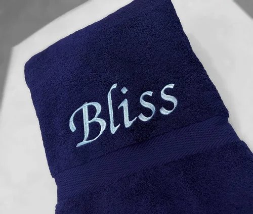 Vista 3 de Liberty21 Toalla de baño personalizada con monograma. Toalla bordada personalizada. (azul oscuro)