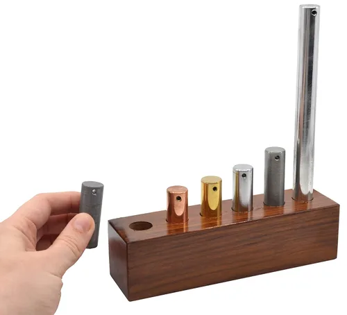 Vista 2 de Eisco Labs cilindros con igualdad de masa (100 g), juego de 6 gravas con soporte de madera y orificios para suspensión, longitudes variadas, de 0.6
