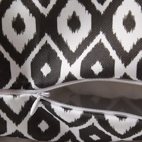 Vista 2 de DII Colección de fundas de almohada de poliéster repelente al agua para exteriores, reversible, 18x18, Ikat negro, 2 piezas