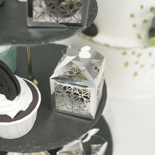 Vista 9 de Efavormart - 25 cajas de dulces de regalo con estampado de encaje con estampado de mariposa plateada