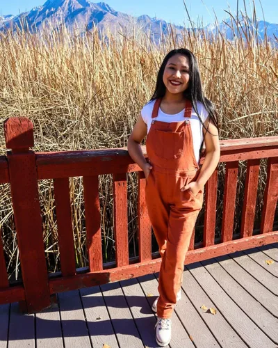 Vista 5 de LookbookStore - Overol de mezclilla elástico e informal para mujer, pantalones y pechera con bolsillos