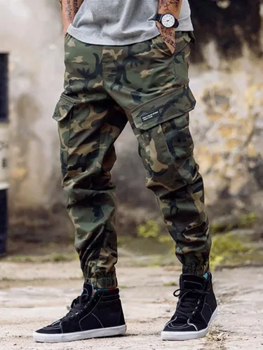 Vista 4 de OYOANGLE Pantalones cargo con estampado de camuflaje y cordón en la cintura con bolsillo y solapa para hombre