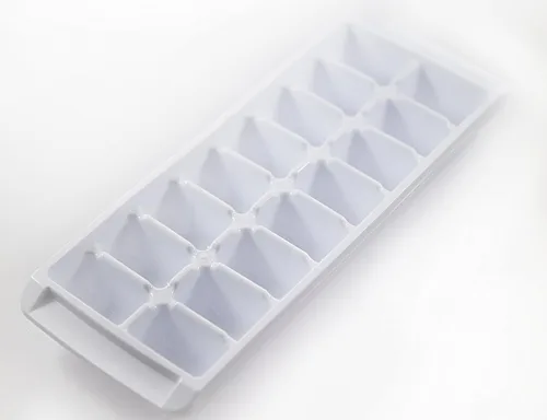 Vista 2 de Kitch Bandeja de cubitos de hielo blanco de fácil liberación, 16 bandejas de cubos (paquete de 4) (paquete de 4 - 64 cubos)