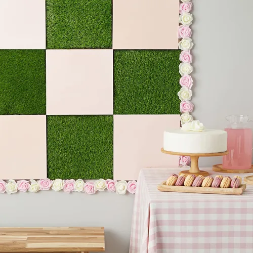 Vista 2 de Juvale Azulejos de césped artificial – Alfombra de césped con respaldo de agarre – Cuadrados de césped para interiores y exteriores – Decoración