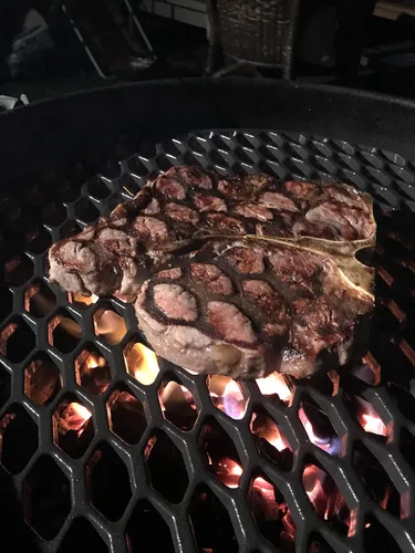 Vista 5 de Rejilla de hierro fundido para parrilla Weber de 22 pulgadas. Funciona con hervidor de agua Weber. Weber Performer, parillas barril.