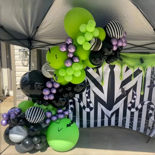 Vista 3 de Kit de guirnalda de arco de globos de Halloween con globos de araña grande, negro mate, verde lima, morado, globos de látex metálicos con globos