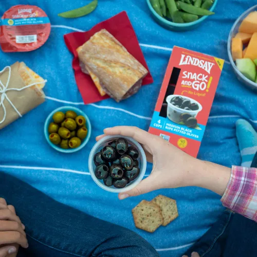 Vista 6 de LINDSAY Snack and Go - Aceitunas negras maduras medianas sin hueso, caja de 4 (16 tazas de aperitivo)