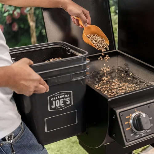 Vista 3 de Kit de cubo de pellets Oklahoma Joe's + guantes desechables para barbacoa