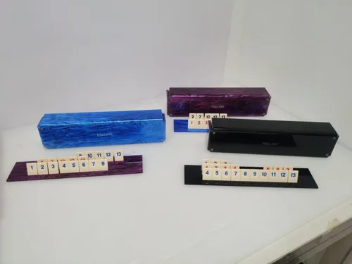 Vista 5 de Lucite Rumikub - Juego de azulejos, soportes y caja acrílica de almacenamiento incluidos (mármol azul/mármol blanco)