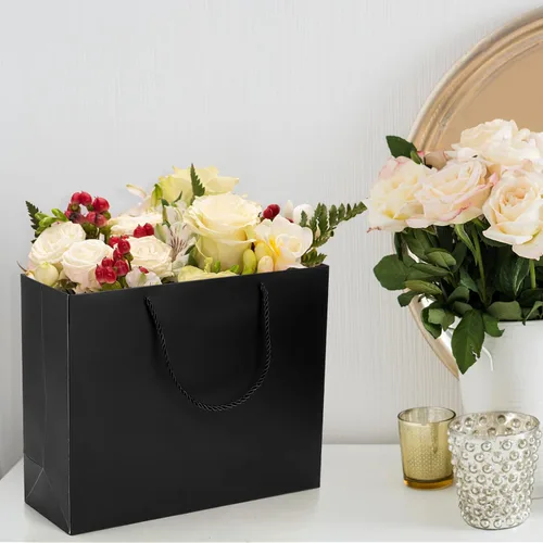 Vista 6 de Lyellfe Paquete de 30 bolsas de regalo negras, bolsa de papel kraft resistente con asa, bolsa de compras impermeable de lujo, bolsas de mercancía al