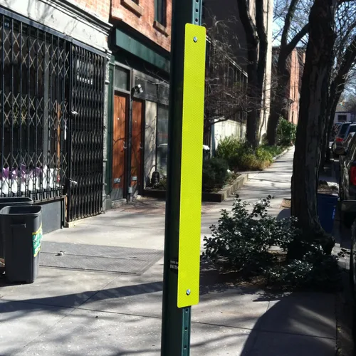 Vista 4 de SmartSign Panel de poste amarillo reflectante para visibilidad diurna y nocturna, fluorescente, duradero grado de diamante 3M, 3 x 30 pulgadas