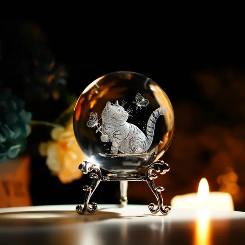 Vista 2 de Bola de cristal de gato 3D para el hogar, cristal grabado con láser, con mariposas, bola pisapapapeles con soporte