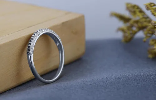 Vista 3 de Dazzlingrock Collection Anillo de boda redondo de zafiro azul y diamante blanco para mujer, disponible en oro de 10 quilates