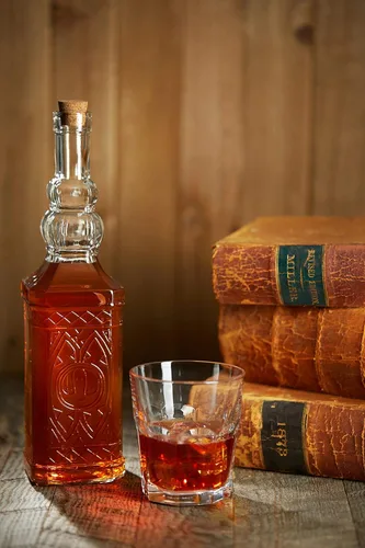 Vista 4 de BULK PARADISE Botella de vidrio decorativa transparente grande con boquilla y corcho, 32 onzas, 1 botella - Diseño: COGNAC (3 x 11.9 pulgadas)