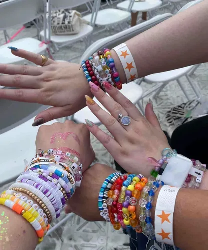 Vista 3 de FASHEWELRY 10 hebras planas redondas de arcilla polimérica de 0.236 pulgadas (0.236 in) hechas a mano, cuentas espaciadoras de disco, cuentas