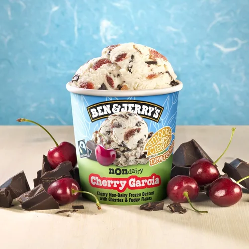 Vista 4 de Ben & Jerry's - Postre congelado Cherry Garcia sin lácteos certificado vegano, pinta de 16 onzas