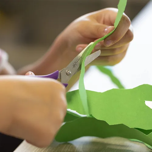 Vista 3 de Ashton and Wright - Niños - Tijeras de agarre suave para niños - 5"/12cm (paquete de 1, morado)