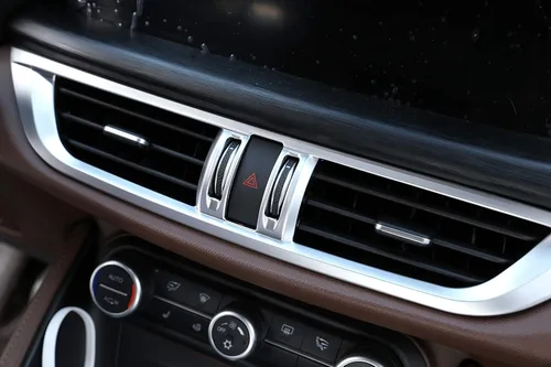 Vista 3 de YIWANG ABS cromado mate centro consola AC Outlet marco embellecedor accesorios para Alfa Romeo Stelvio 2017 Car-styling