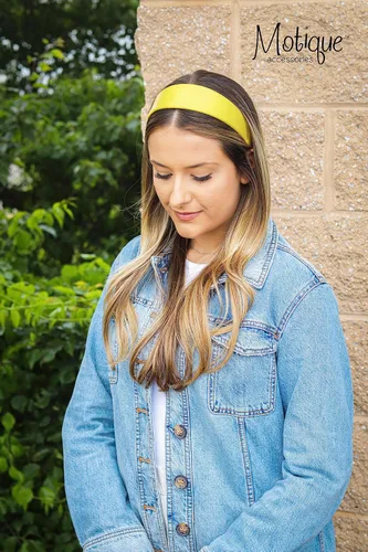 Vista 3 de Banda para el cabello sólida de 2 pulgadas de ancho parecida a la de la piel., Amarillo