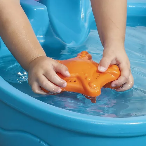 Vista 4 de Step2 Mesa de agua marítima para derrame y salpicadura, juego sensorial de dos niveles para actividades de agua y arena, viene con paraguas