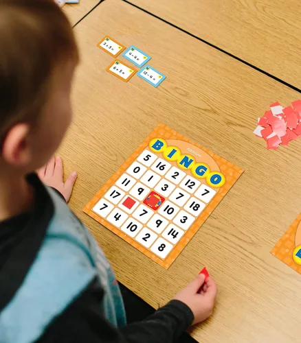 Vista 5 de Carson Dellosa - Juegos de mesa de bingo de suma y resta, suma y resta de datos matemáticos para niños a partir de 5 años, actividades