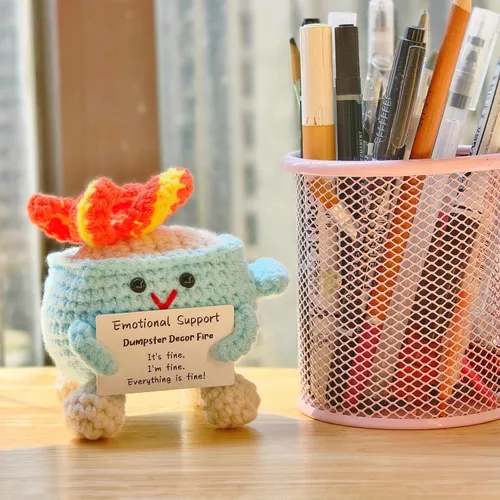 Vista 9 de Levvohd Decoración de Contenedor de Basura de Apoyo Emocional en Llamas, Divertida Muñeca de Ganchillo Hecha a Mano, Lindos Accesorios de Escritorio