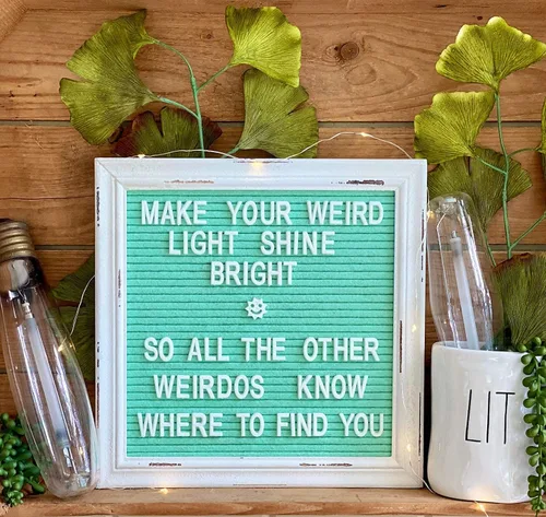 Vista 19 de Letrero de fieltro morado para el regreso a clases con marco blanco de madera rústica, letrero de tablero de letras de granja con soporte, mensaje