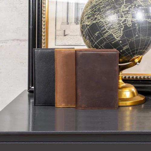 Vista 3 de Polare Slim RFID bloqueo cuero pasaporte titular viaje doble cartera para hombres, Marrón oscuro, Soporte para pasaporte de cuero plegable