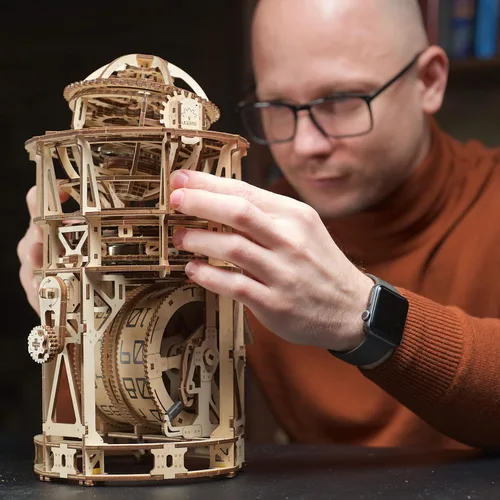 Vista 9 de UGEARS - Reloj de mesa astronómico con Turbillón - Rompecabezas de madera 3D para adultos, kit de modelo - Kit de reloj mecánico. Kits