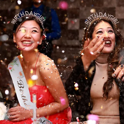 Vista 3 de AOPRIE Corona de cumpleaños para mujer con banda de flores, tiara de cumpleaños de oro rosa para mujer, diadema de princesa con diamantes