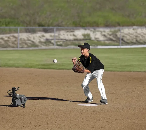 Vista 4 de SKLZ Pitching Machine Improve Your Swing Ideal for Baseball & Softball Drills Develops Hitting Power and Fielding Skills Portable & Easy to