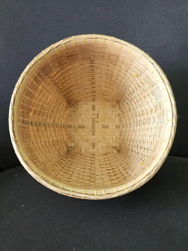 Vista 3 de Cesta de cosecha de frutas de bambú natural pequeñas cestas de cocina hechas a mano OTOP Tailandia para cestas de pan, frutas y verduras, soporte