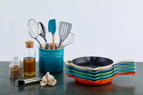 Vista 9 de Le Creuset Sartén de hierro fundido esmaltado con mango de hierro fundido, 10.25 pulgadas (1-34 qt.), Blanco
