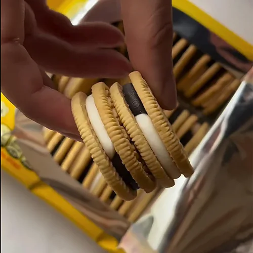 Vista 5 de OREO Galletas de sándwich de crema de galletas blancas y negras, edición limitada, 10.68 onzas