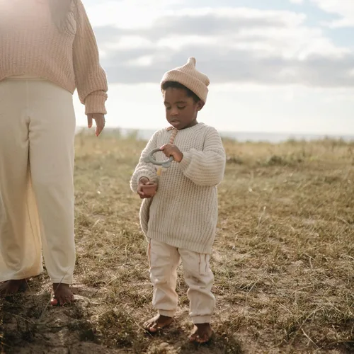 Vista 3 de mushie Juguete mordedor de silicona para bebés Oso (tomillo seco)