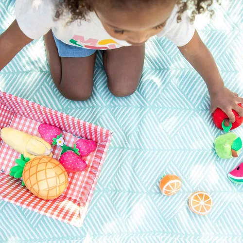 Vista 4 de Educational Insights Juego de cesta de frutas de felpa de 12 piezas, comida de juego de simulación, habilidades de aprendizaje temprano, a partir