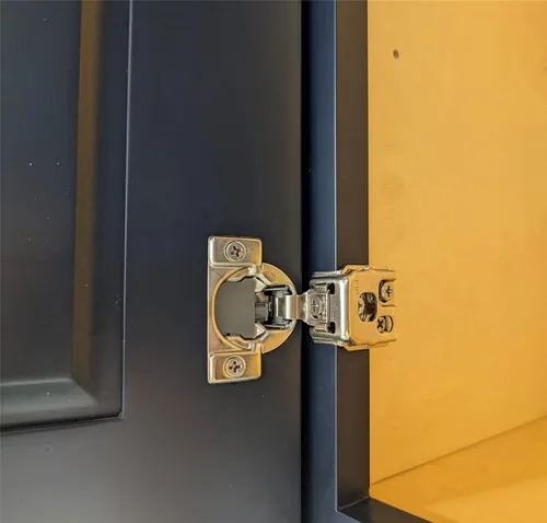 Vista 4 de Cierre suave Bisagra de gabinete superpuesta de 1-1/4 pulgadas, accesorios de cocina, bisagras de puerta de gabinete de cocina con tornillos 105