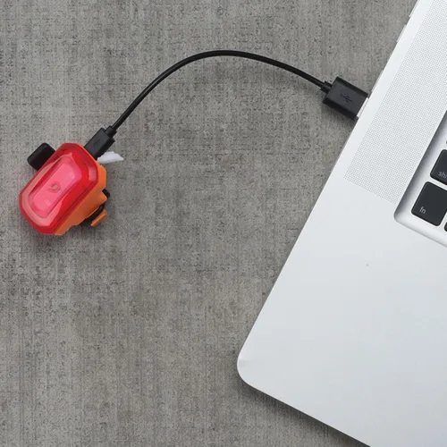 Vista 2 de Blackburn Haz clic en la luz delantera o trasera USB