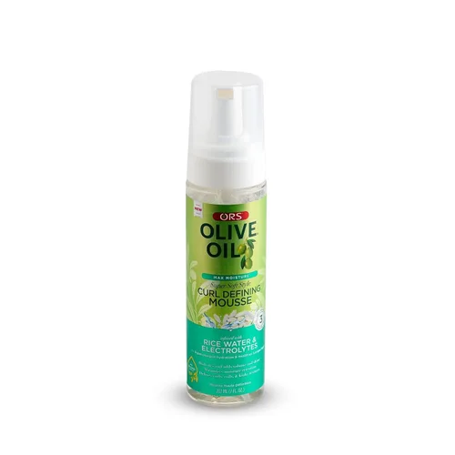 Vista 3 de Aceite de oliva Max Moisture Super Soft Style Curl Defining Mousse impregnado con agua de arroz y electrolitos para una hidratación y crecimiento