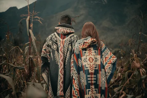 Vista 7 de Alpaca ponchos for men and women Handmade with the best baby alpaca wool material by Ecuadorian artisans