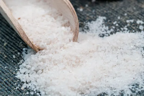 Vista 2 de SACRED VALLEY SALT from Maras, Perú - Sal de acabado de grano pequeño - Bolsa a granel de 4 libras