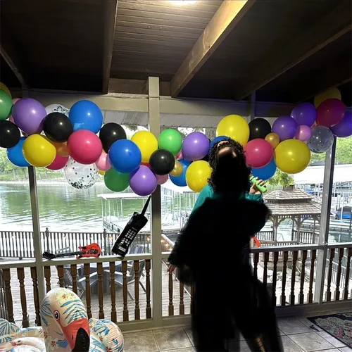 Vista 7 de Decoraciones de fiesta temática de los años 80 y 90 para cumpleaños de adultos, kit de guirnalda de arco de globos neón retro con bola de disco